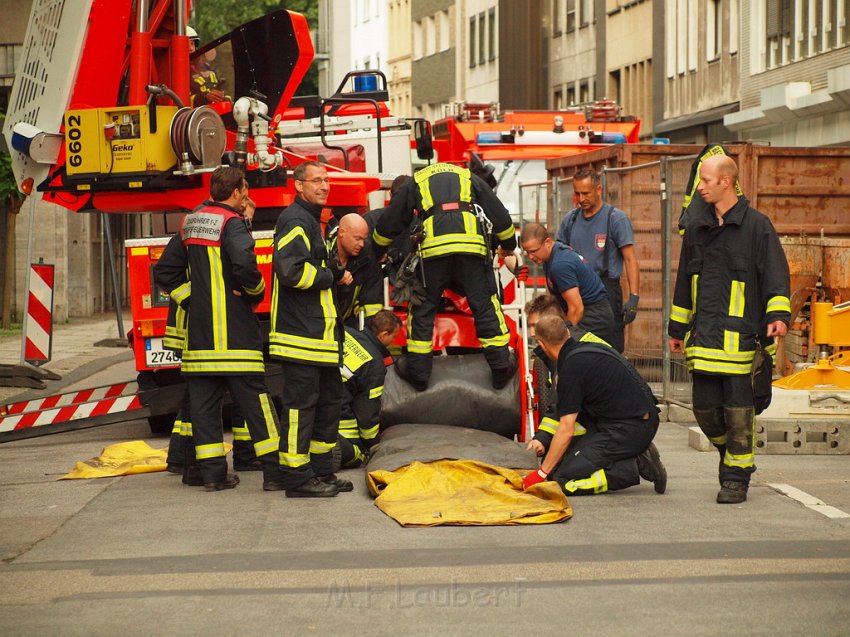 Person auf Baukran Koeln Christophstr P115.JPG